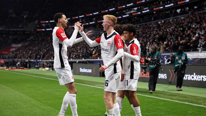 Hugo Ekitike (re.) und Hugo Larsson (li.) von Eintracht Frankfurt