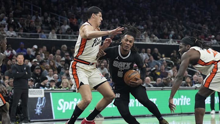Feb 21, 2025; Austin, Texas, USA; San Antonio Spurs guard Stephon Castle (5) drives to the basket against Detroit Pistons forward Simone Fontecchio (19) during the first half at Moody Center. Mandatory Credit: Scott Wachter-Imagn Images