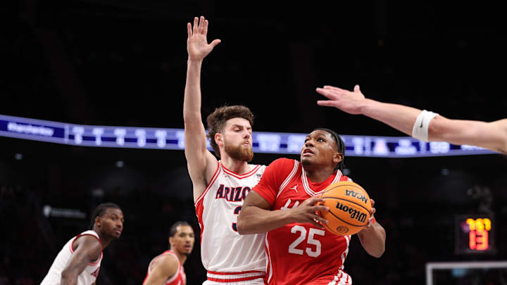 Houston Cougars guard Mercy Miller (25) drives to the hoop past Arizona Wildcats guard Anthony Dell'orso (3) during the second half during the men's Big 12 Conference Tournament Championship at T-Mobile Center.
