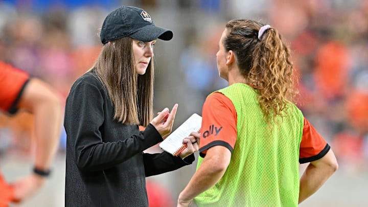Jun 3, 2022; Houston, Texas, USA; Houston Dash acting head coach Sarah Lowdon talks with midfielder
