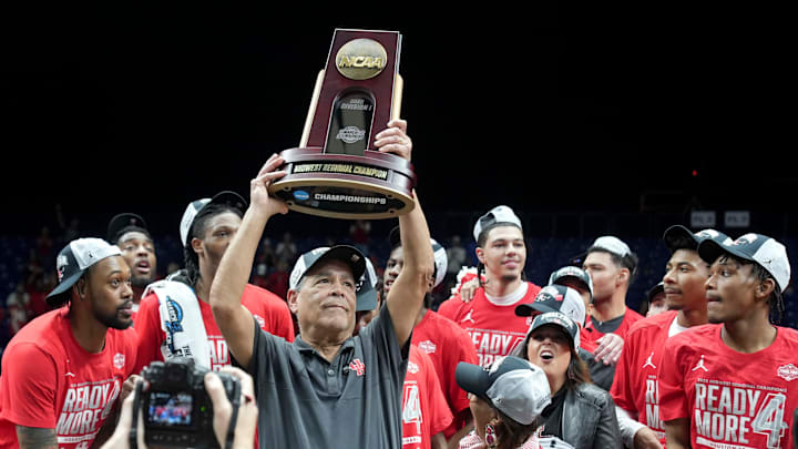 Kelvin Sampson and Houston advanced to the men's Final Four of the NCAA Tournament on Sunday.
