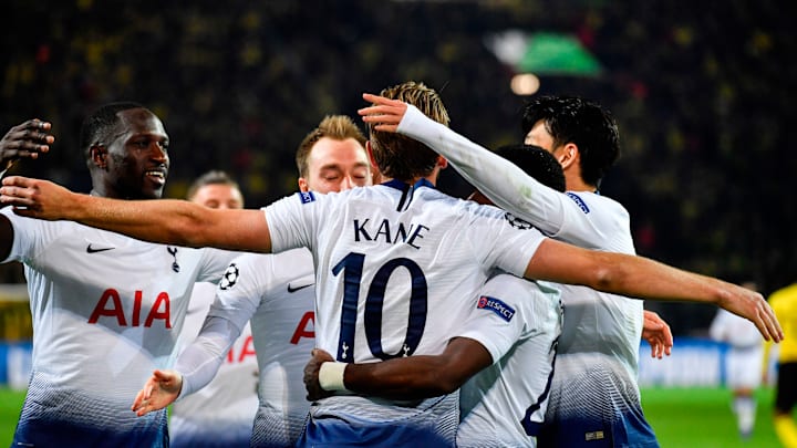 Spurs players celebrate Harry Kane's goal 