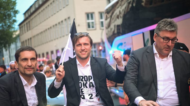 Sportvorstand Markus Krösche (Mitte) und Vorstandssprecher Axel Hellmann (rechts)