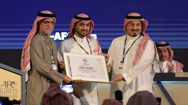 Saudi Arabiens Sportminister Prinz Abdulaziz bin Turki Al-Faisal (Mitte)