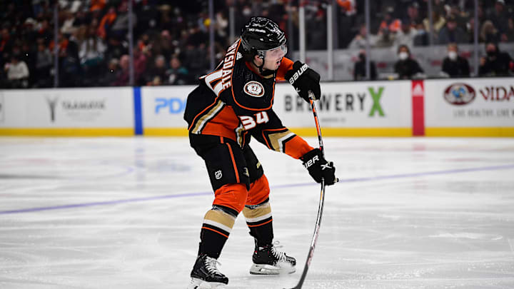 Jamie Drysdale has plenty of familiar faces in the Flyers locker room to help make his transition much smoother.