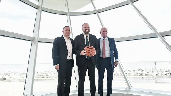 May 6, 2026; Milwaukee, WI, USA; Milwaukee Bucks new head coach Taylor Jenkins (center) poses with general manager Jon Horst (left) and co-owner Jimmy Haslam at a press conference at the Milwaukee Art Museum. Mandatory Credit: Benny Sieu-Imagn Images May 6, 2026; Milwaukee, WI, USA; Milwaukee Bucks new head coach Taylor Jenkins (center) poses with general manager Jon Horst (left) and co-owner Jimmy Haslam at a press conference at the Milwaukee Art Museum. Mandatory Credit: Benny Sieu-Imagn Images