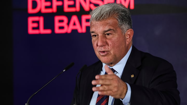 Joan Laporta répond aux attaques de Xavi Hernandez.