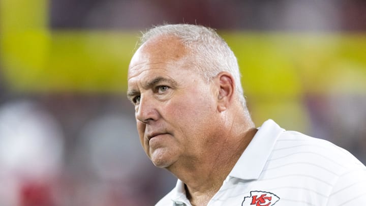 Aug 9, 2025; Glendale, Arizona, USA; Kansas City Chiefs special teams coordinator Dave Toub against the Arizona Cardinals during a preseason NFL game at State Farm Stadium. Mandatory Credit: Mark J. Rebilas-Imagn Images Aug 9, 2025; Glendale, Arizona, USA; Kansas City Chiefs special teams coordinator Dave Toub against the Arizona Cardinals during a preseason NFL game at State Farm Stadium. Mandatory Credit: Mark J. Rebilas-Imagn Images