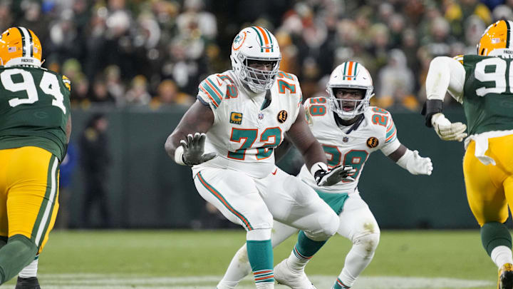 Nov 28, 2024; Green Bay, Wisconsin, USA; Miami Dolphins offensive tackle Terron Armstead (72) during the game against the Green Bay Packers at Lambeau Field. Nov 28, 2024; Green Bay, Wisconsin, USA; Miami Dolphins offensive tackle Terron Armstead (72) during the game against the Green Bay Packers at Lambeau Field.
