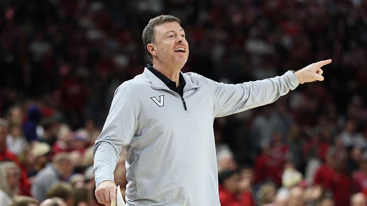 Jan 20, 2026; Fayetteville, Arkansas, USA; Vanderbilt Commodores head coach Mark Byington during the first half against the Arkansas Razorbacks at Bud Walton Arena. Mandatory Credit: Nelson Chenault-Imagn Images Jan 20, 2026; Fayetteville, Arkansas, USA; Vanderbilt Commodores head coach Mark Byington during the first half against the Arkansas Razorbacks at Bud Walton Arena. Mandatory Credit: Nelson Chenault-Imagn Images
