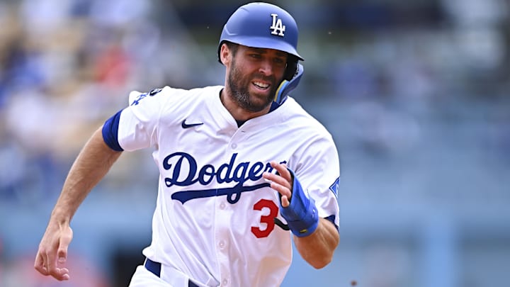 Chris Taylor scores a run against the Pirates.