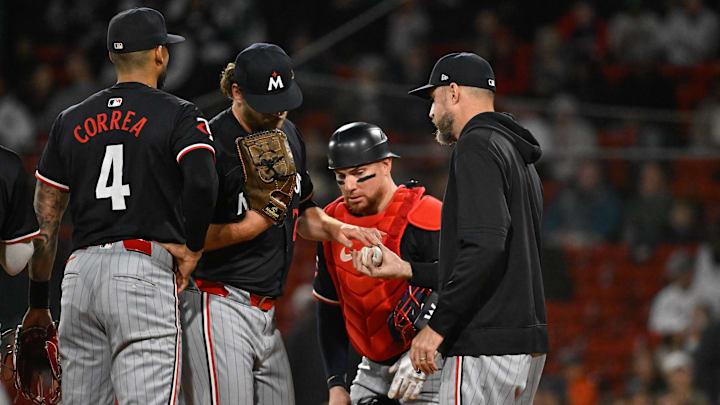 Sep 22, 2024; Boston, MA, USA; Minnesota Twins manager Rocco Baldelli (5) relives pitcher Cole Irvin (24) of pitching duties during the sixth inning against the Boston Red Sox at Fenway Park. Mandatory Credit: Eric Canha-Imagn Images Sep 22, 2024; Boston, MA, USA; Minnesota Twins manager Rocco Baldelli (5) relives pitcher Cole Irvin (24) of pitching duties during the sixth inning against the Boston Red Sox at Fenway Park. Mandatory Credit: Eric Canha-Imagn Images
