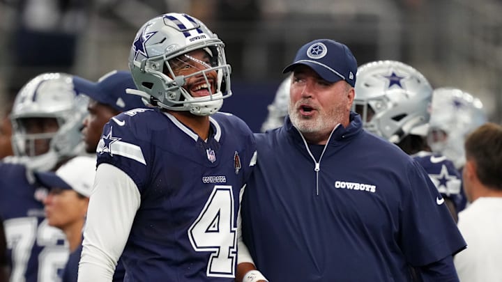 Dak Prescott y Mike McCarthy, entrenador de los Dallas Cowboys