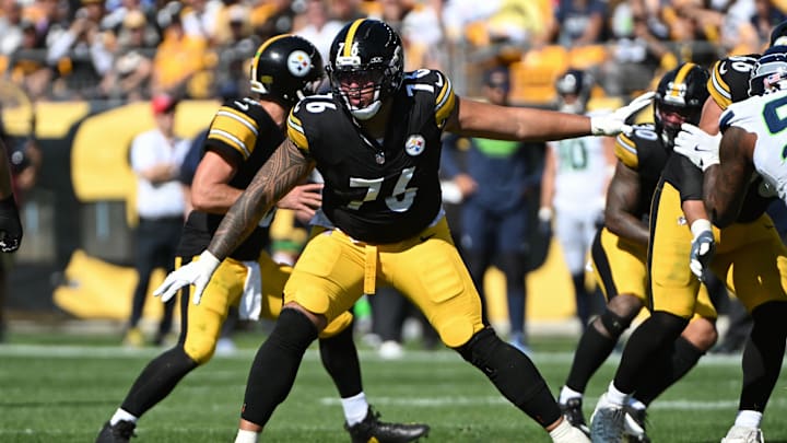 Pittsburgh Steelers offensive tackle Troy Fautanu (76) 