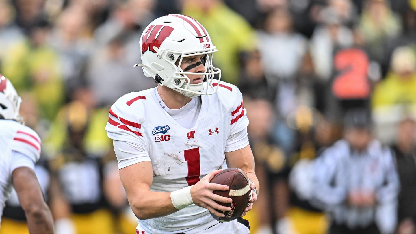 Wisconsin Looks Nothing Like the Team That Beat USC Against Iowa