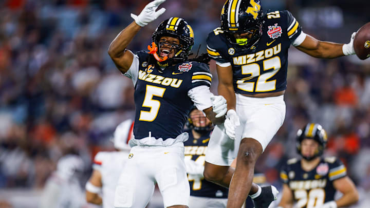 Missouri Tigers linebacker Khalil Jacobs (5) and Missouri Tigers linebacker Dante McClellan (22)