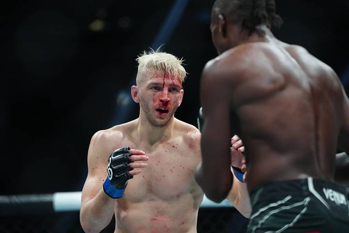 Jalin Turner (red gloves) fights Dan Hooker (blue gloves) during UFC 290 at T-Mobile Arena.