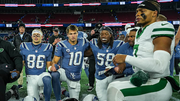 Nov 13, 2025; Foxborough, Massachusetts, USA; New England Patriots quarterback Drake Maye (10) with New York Jets quarterback Justin Fields (7) and teammates gather for a prayer on the field after the game at Gillette Stadium. Mandatory Credit: David Butler II-Imagn Images Nov 13, 2025; Foxborough, Massachusetts, USA; New England Patriots quarterback Drake Maye (10) with New York Jets quarterback Justin Fields (7) and teammates gather for a prayer on the field after the game at Gillette Stadium. Mandatory Credit: David Butler II-Imagn Images