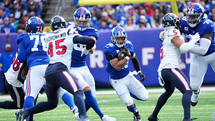 Nov 13, 2022; East Rutherford, NJ, USA;  New York Giants running back Saquon Barkley (26) runs