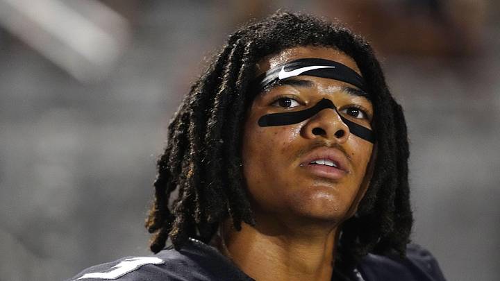 Hamilton wide receiver Roye Oliver III (3) looks up at the scoreboard against Brophy during a game against Brophy at Hamilton High School in Chandler, on Sept. 19, 2025.