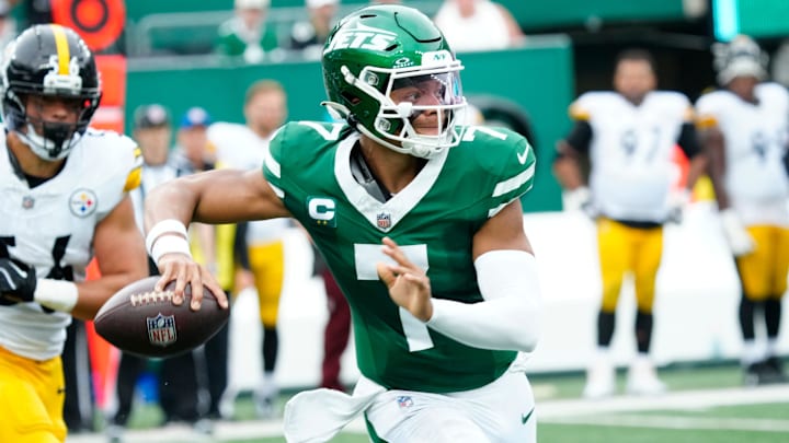 New York Jets quarterback Justin Fields (7) prepares to pass on the run, Sunday, September 7, 2025, in East Rutherford.