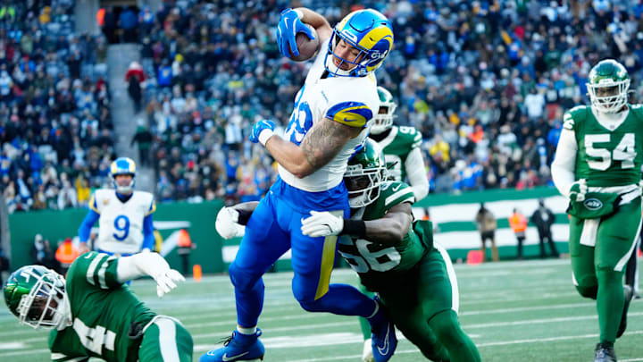 Los Angeles Rams tight end Tyler Higbee (89) scores a touchdown in the fourth quarter, despite the defense of New York Jets linebacker Quincy Williams (56), Sunday, December 22, 2024, in East Rutherford.