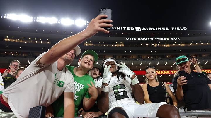 Sep 26, 2026; Los Angeles, California, USA; Oregon Ducks running back Dierre Hill Jr. (6) poses for a photo with fans after a game against the USC Trojans at United Airlines Field at Los Angeles Memorial Coliseum. Mandatory Credit: Kiyoshi Mio-Imagn Images Sep 26, 2026; Los Angeles, California, USA; Oregon Ducks running back Dierre Hill Jr. (6) poses for a photo with fans after a game against the USC Trojans at United Airlines Field at Los Angeles Memorial Coliseum. Mandatory Credit: Kiyoshi Mio-Imagn Images