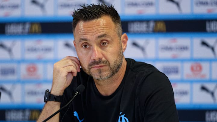 Roberto De Zerbi est clairement agacé de la situation.