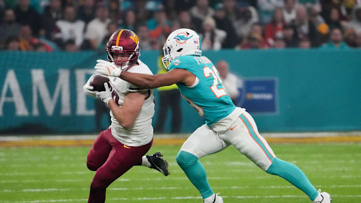 Nov 16, 2025; Madrid, Spain; Washington Commanders tight end Colson Yankoff (80) carries the ball defended by Miami Dolphins safety Minkah Fitzpatrick (29) in the first quarterduring the 2025 NFL Madrid Game at Santiago Bernabeu Stadium. Mandatory Credit: Kirby Lee-Imagn Images