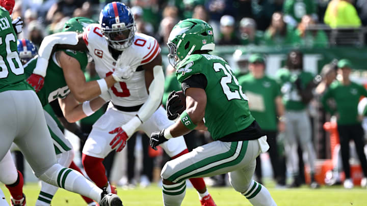 Oct 26, 2025; Philadelphia, Pennsylvania, USA; Philadelphia Eagles running back Saquon Barkley (26) runs to score a touchdown in the first quarter against the New York Giants at Lincoln Financial Field. Mandatory Credit: Eric Hartline-Imagn Images Oct 26, 2025; Philadelphia, Pennsylvania, USA; Philadelphia Eagles running back Saquon Barkley (26) runs to score a touchdown in the first quarter against the New York Giants at Lincoln Financial Field. Mandatory Credit: Eric Hartline-Imagn Images