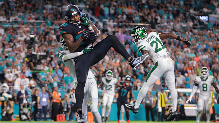 Sep 29, 2025; Miami Gardens, Florida, USA; Miami Dolphins tight end Darren Waller (83) makes a touchdown catch against New York Jets cornerback Brandon Stephens (21) during the first half at Hard Rock Stadium. Mandatory Credit: Sam Navarro-Imagn Images