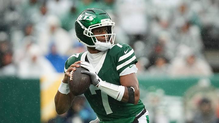 New York Jets quarterback Geno Smith (7) looks to throw the ball during a game against the Cleveland Browns at MetLife Stadium, Oct 11, 2026, East Rutherford, NJ, USA. New York Jets quarterback Geno Smith (7) looks to throw the ball during a game against the Cleveland Browns at MetLife Stadium, Oct 11, 2026, East Rutherford, NJ, USA.