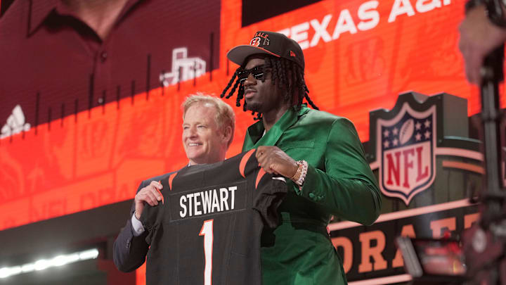Shemar Stewart (right) and commissioner Roger Goodell pose after the Bengals' selection of Stewart in the NFL draft.