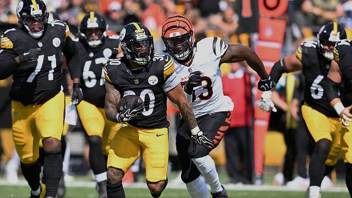 Sep 27, 2026; Pittsburgh, Pennsylvania, USA; Pittsburgh Steelers running back Jaylen Warren (30) runs from Cincinnati Bengals defensive end Boye Mafe (53) during the second quarter at Acrisure Stadium. Mandatory Credit: Barry Reeger-Imagn Images Sep 27, 2026; Pittsburgh, Pennsylvania, USA; Pittsburgh Steelers running back Jaylen Warren (30) runs from Cincinnati Bengals defensive end Boye Mafe (53) during the second quarter at Acrisure Stadium. Mandatory Credit: Barry Reeger-Imagn Images