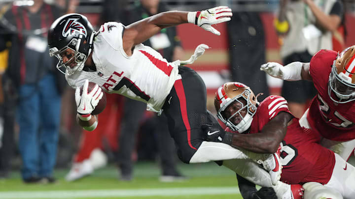 Oct 19, 2025; Santa Clara, California, USA; Atlanta Falcons running back Bijan Robinson (7) scores a touchdown past San Francisco 49ers linebacker Tatum Bethune (48) during the third quarter at Levi's Stadium. Mandatory Credit: Darren Yamashita-Imagn Images
