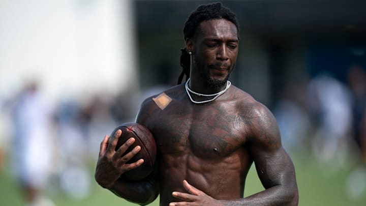 Tennessee Titans wide receiver Calvin Ridley makes a catch after practice at training camp.