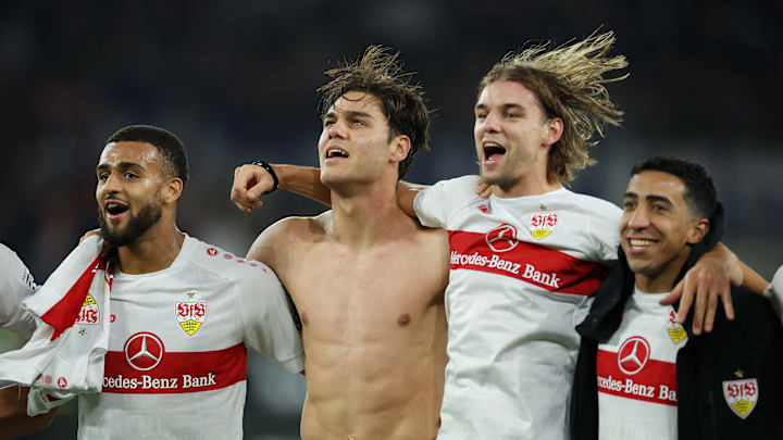 Konstantinos Mavropanos (Zweiter von links)