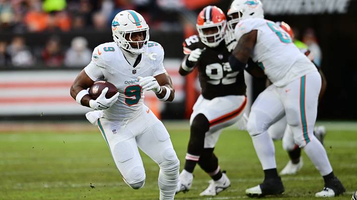 Miami Dolphins tight end Jonnu Smith (9) runs with the ball after a catch during the first half against the Cleveland Browns at Huntington Bank Field in 2024. Miami Dolphins tight end Jonnu Smith (9) runs with the ball after a catch during the first half against the Cleveland Browns at Huntington Bank Field in 2024.