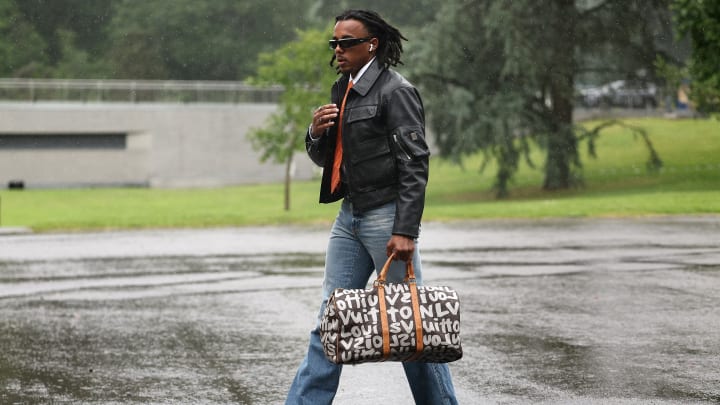 Le look original de Jules Koundé avait beaucoup fait parler, lors du rassemblement des Bleus à Clairefontaine. Le look original de Jules Koundé avait beaucoup fait parler, lors du rassemblement des Bleus à Clairefontaine.