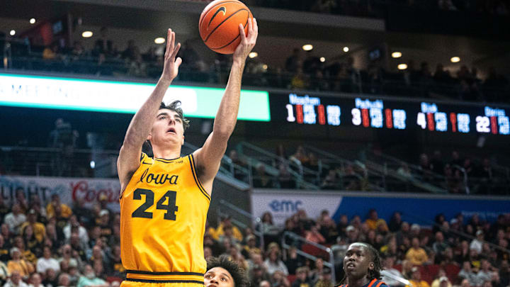 Iowa Hawkeyes guard Tate Sage