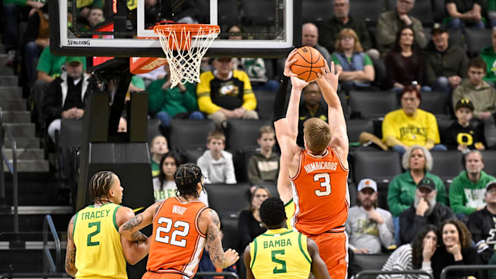 Jan 2, 2025; Eugene, Oregon, USA; Illinois Fighting Illini forward Ben Humrichous (3) shoots the ball against the Oregon Ducks during the first half at Matthew Knight Arena. Mandatory Credit: Craig Strobeck-Imagn Images