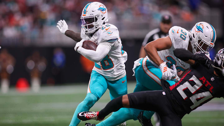 Miami Dolphins running back De'Von Achane (28) runs the ball against the Atlanta Falcons in the first quarter at Mercedes-Benz Stadium.