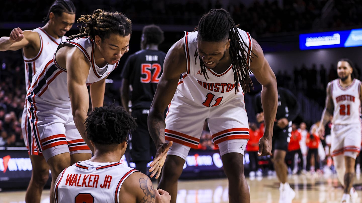 Three Man Weave: Cincinnati Bearcats Basketball Drops Another Game To Houston 76-54