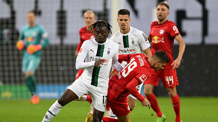 Manu Koné im Zweikampf mit André Silva