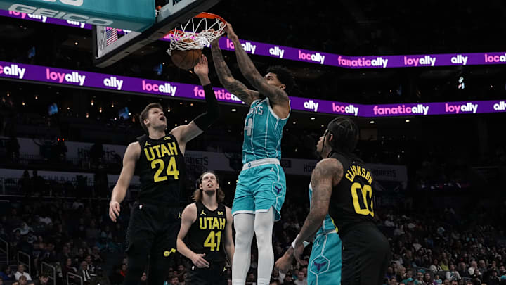 Jan 27, 2024; Charlotte, North Carolina, USA; Charlotte Hornets center Nick Richards (4) gets the dunk against Utah Jazz center Walker Kessler (24) during the second quarter at Spectrum Center. Mandatory Credit: Jim Dedmon-Imagn Images Jan 27, 2024; Charlotte, North Carolina, USA; Charlotte Hornets center Nick Richards (4) gets the dunk against Utah Jazz center Walker Kessler (24) during the second quarter at Spectrum Center. Mandatory Credit: Jim Dedmon-Imagn Images