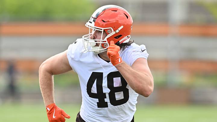 Cleveland Browns tight end Carsen Ryan (48) runs a route Cleveland Browns tight end Carsen Ryan (48) runs a route