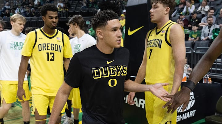 Oregon’s Jackson Shelstad, center, potentially out for the season with a hand injury, joins the team before the Michigan State at Matthew Knight Arena in Eugene, Jan. 20, 2026.
