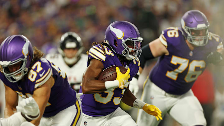 Sep 14, 2025; Minneapolis, Minnesota, USA; Minnesota Vikings running back Aaron Jones Sr. (33) runs the ball during the first half against the Atlanta Falcons at U.S. Bank Stadium. Mandatory Credit: Matt Krohn-Imagn Images Sep 14, 2025; Minneapolis, Minnesota, USA; Minnesota Vikings running back Aaron Jones Sr. (33) runs the ball during the first half against the Atlanta Falcons at U.S. Bank Stadium. Mandatory Credit: Matt Krohn-Imagn Images
