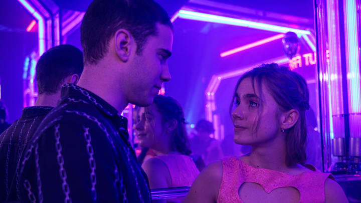 A TRAVÉS DE TU MIRADA (L to R) JULIO PEÑA as ARES, CLARA GALLE as RAQUEL in A TRAVÉS DE TU MIRADA. Cr. MICHAEL OATS/NETFLIX © 2022