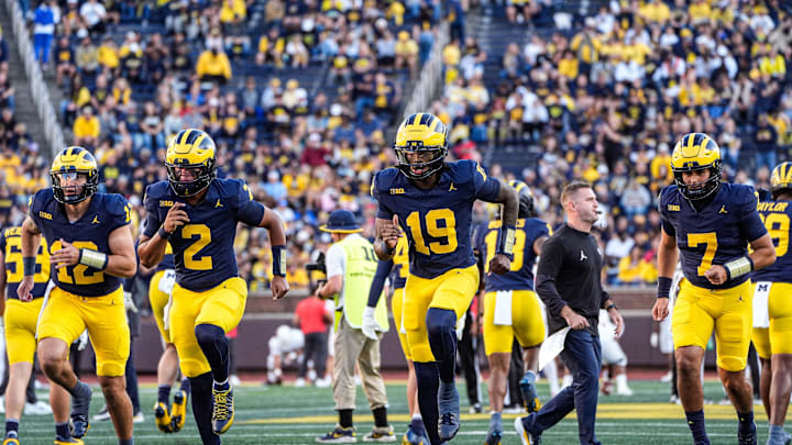 Michigan quarterback Bryce Underwood (19), center right, and quarterback Jadyn Davis (2).